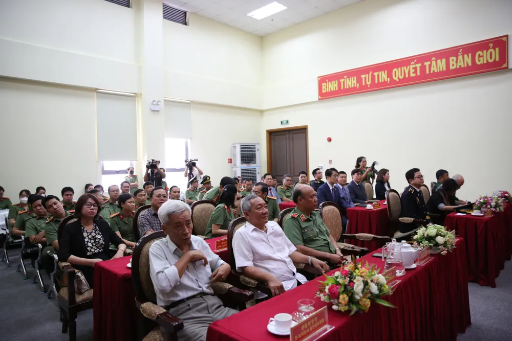 Các đại biểu tại buổi lễ