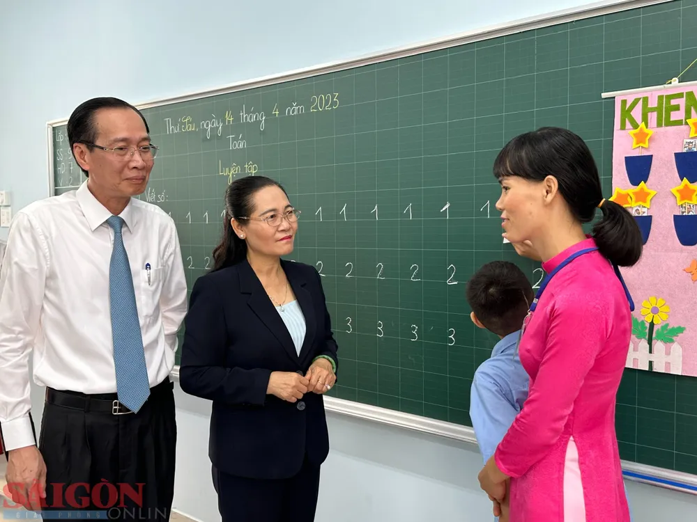Chủ tịch HĐND TPHCM Nguyễn Thị Lệ cùng Trưởng Ban Nội chính Thành ủy TPHCM Lê Thanh Liêm ân cần thăm hỏi, động viên các em học sinh và giáo viên trong ngôi trường mới. Ảnh: CHÍ THẠCH