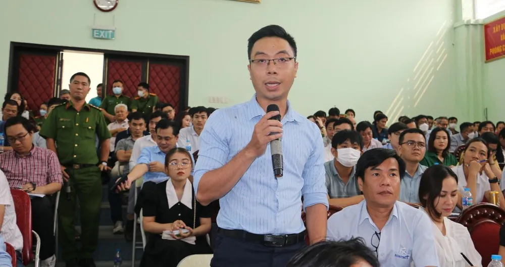 Các đại biểu đặt câu hỏi với đại diện Phòng PC07 Các đại biểu đặt câu hỏi với đại diện Phòng PC07