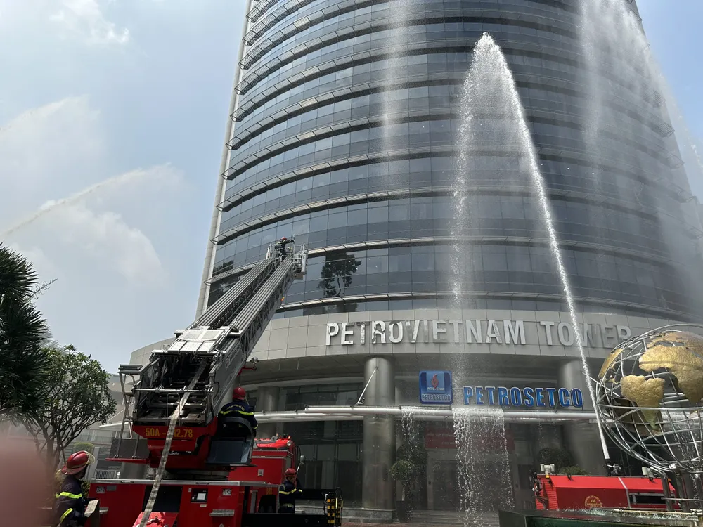 Lực lượng chữa cháy ở hiện trường. Ảnh: CHÍ THẠCH