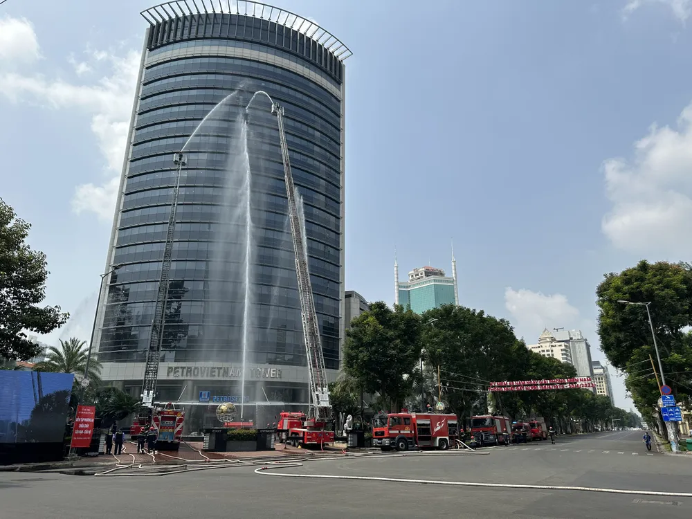 Lực lượng chức năng chữa cháy tại tòa nhà. Ảnh: CHÍ THẠCH