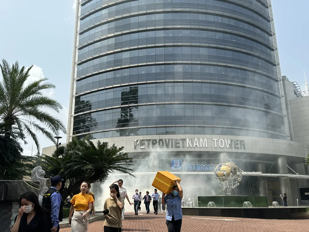 Nhiều người và khách ở trong tòa nhà thoát ra ngoài. Ảnh: CHÍ THẠCH