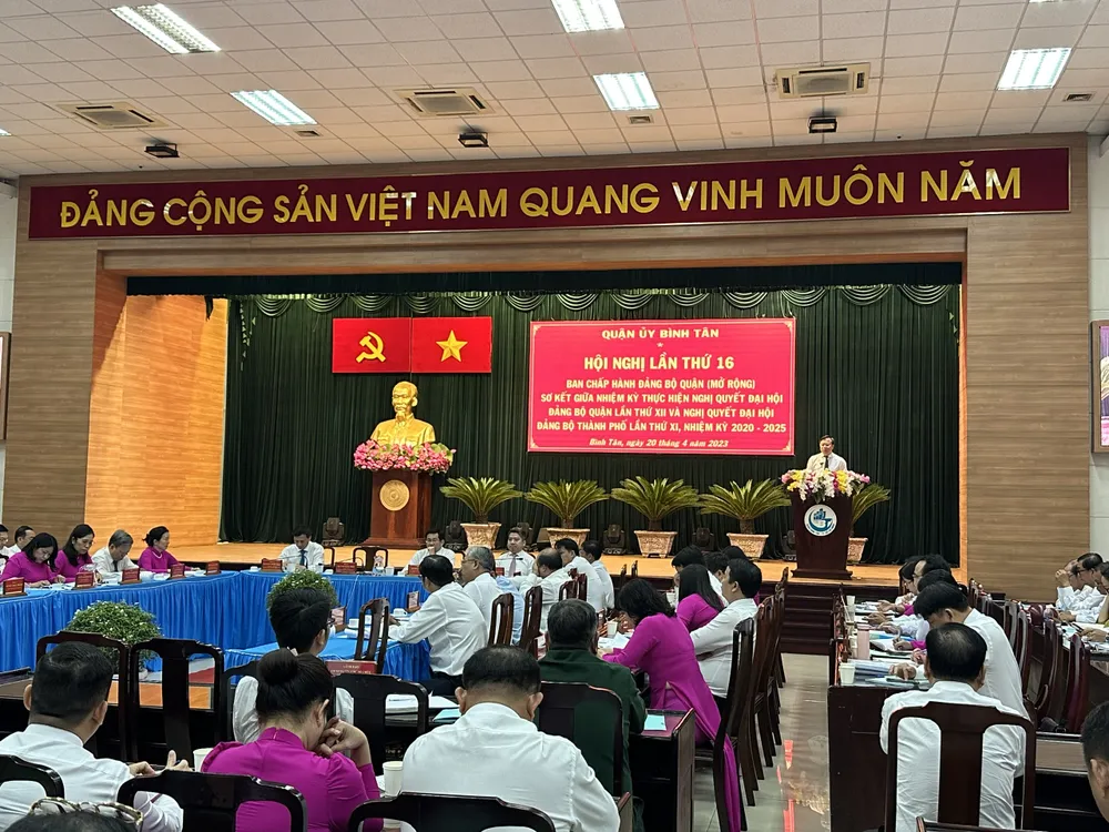 Bí thư Quận ủy quận Bình Tân Huỳnh Khắc Điệp phát biểu tại hội nghị. Ảnh: CHÍ THẠCH Bí thư Quận ủy quận Bình Tân Huỳnh Khắc Điệp phát biểu tại hội nghị. Ảnh: CHÍ THẠCH