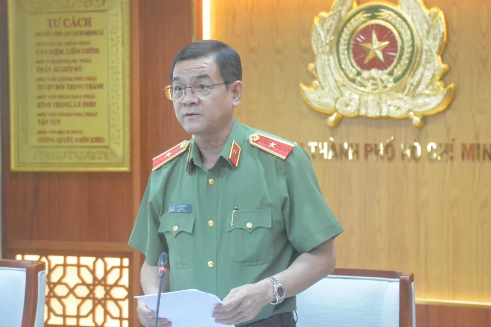 Thiếu tướng Lê Hồng Nam, Giám đốc Công an TPHCM tiếp thu các ý kiến của các đại biểu tham dự hội thảo. Ảnh: CHÍ THẠCH