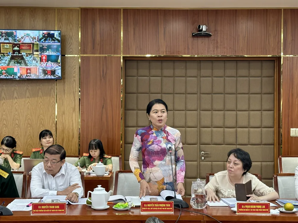 Chủ tịch Hội Liên hiệp Phụ nữ TPHCM Nguyễn Trần Phượng Trân phát biểu tại hội thảo. Ảnh: CHÍ THẠCH