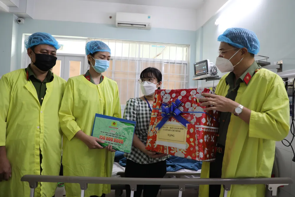 Đoàn ân cần thăm hỏi, động viên, tặng quà cho gia đình Đại úy Nguyễn Văn Huy. Ảnh: NGUYỄN TRANG