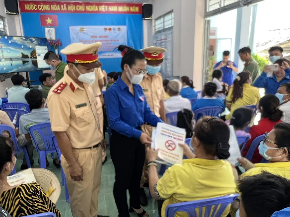 CSGT đường thủy Công an TPHCM phát tờ rơi tuyên truyền cho người dân