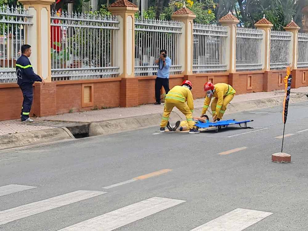 Hình ảnh thành viên tổ phản ứng nhanh lực lượng vũ trang PCCC-CNCH quận Tân Phú diễn tập phương án CC-CNCH