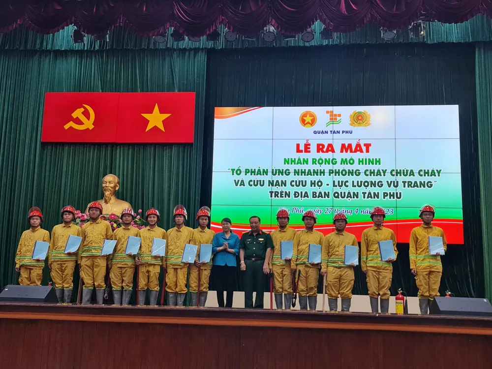 Lãnh đạo quận Tân Phú chụp hình với thành viên tổ phản ứng nhanh lực lượng vũ trang PCCC-CNCH