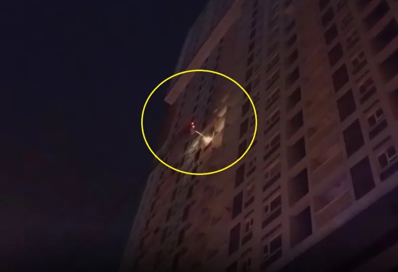 Lực lượng PCCC TPHCM có mặt dùng xe thang tiếp cận tầng 10 của chung cư để chữa cháy giải cứu 19 người, hướng dẫn 150 người thoát khỏi đám cháy Lực lượng PCCC TPHCM có mặt dùng xe thang tiếp cận tầng 10 của chung cư để chữa cháy giải cứu 19 người, hướng dẫn 150 người thoát khỏi đám cháy