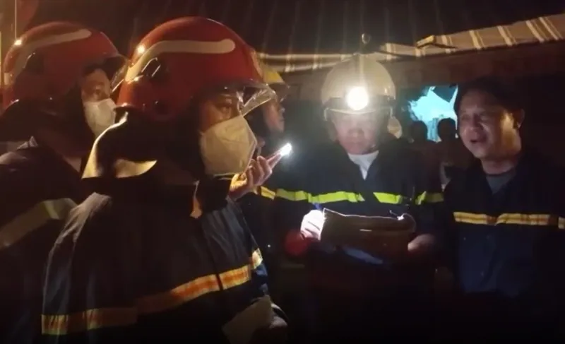 Đại tá Huỳnh Quang Tâm, Trưởng Phòng PC07 (ngoài cùng bên phải) có mặt tại hiện trường trực tiếp chỉ huy các đơn vị chữa cháy Đại tá Huỳnh Quang Tâm, Trưởng Phòng PC07 (ngoài cùng bên phải) có mặt tại hiện trường trực tiếp chỉ huy các đơn vị chữa cháy