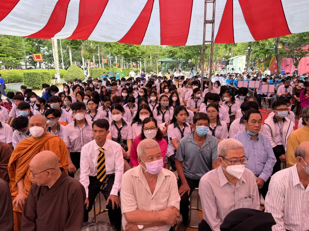 Người dân tham dự buổi Lễ giỗ Quốc Tổ Hùng Vương