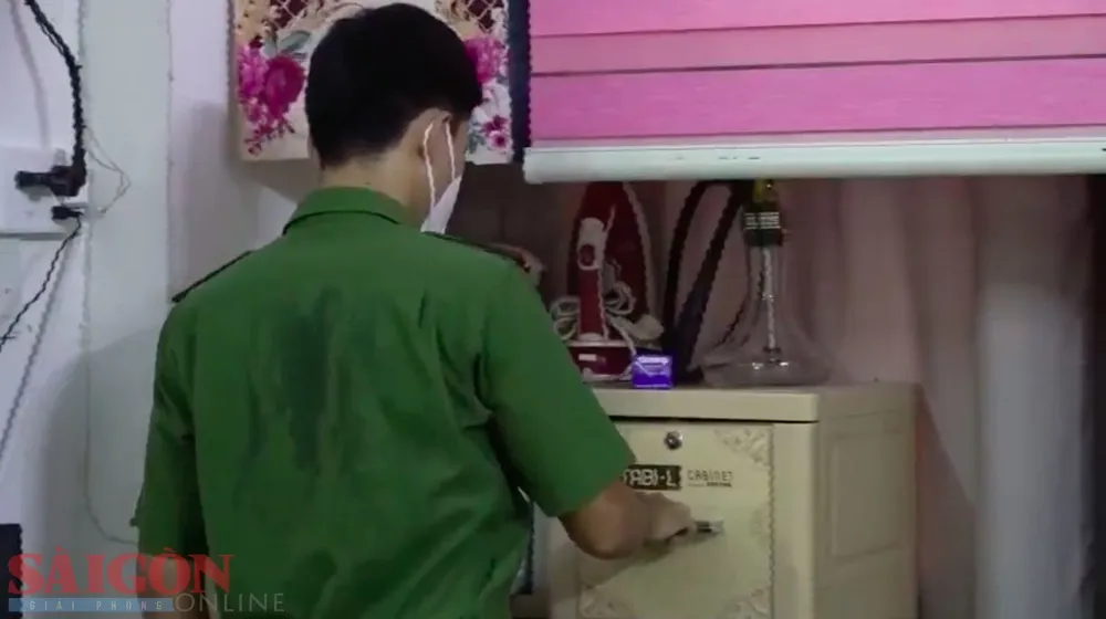 Công an khám xét nơi ở các đối tượng