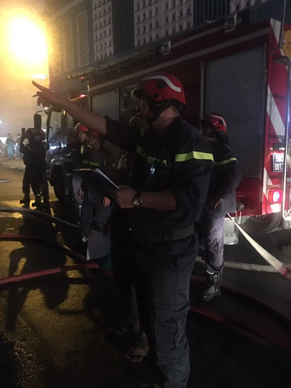 Lực lượng chức năng chữa cháy ở hiện trường