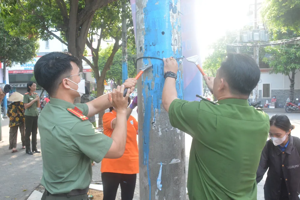 Lực lượng chức năng bóc gỡ, xóa các quảng cáo trái phép Lực lượng chức năng bóc gỡ, xóa các quảng cáo trái phép