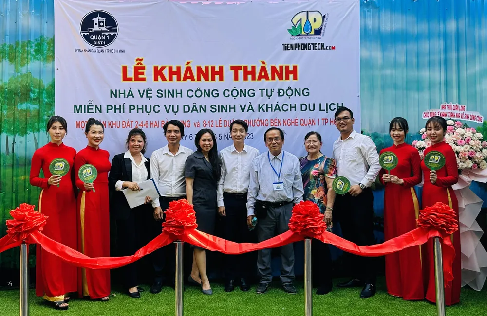 Các đơn vị tại buổi lễ khánh thành nhà vệ sinh công cộng miễn phí phục vụ người dân, du khách ở quận 1