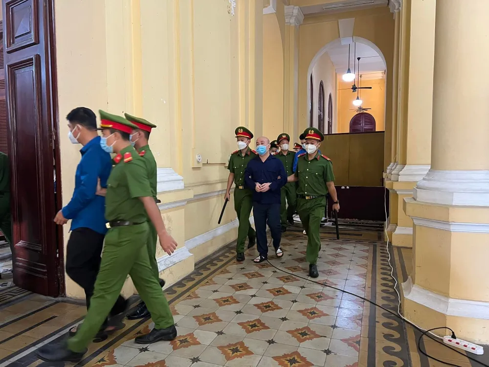 Các bị cáo được đưa tới tòa