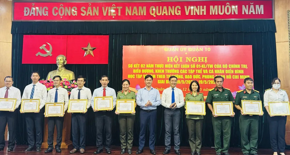 Lãnh đạo quận 10 trao khen thưởng cho cá nhân, tập thể điển hình học tập và làm theo tư tưởng, đạo đức, phong cách Hồ Chí Minh