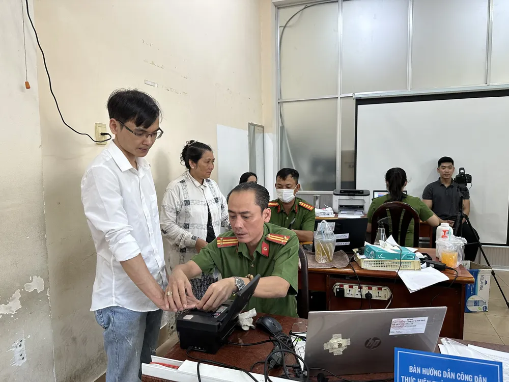 Người dân tới làm CCCD tại trụ sở công an