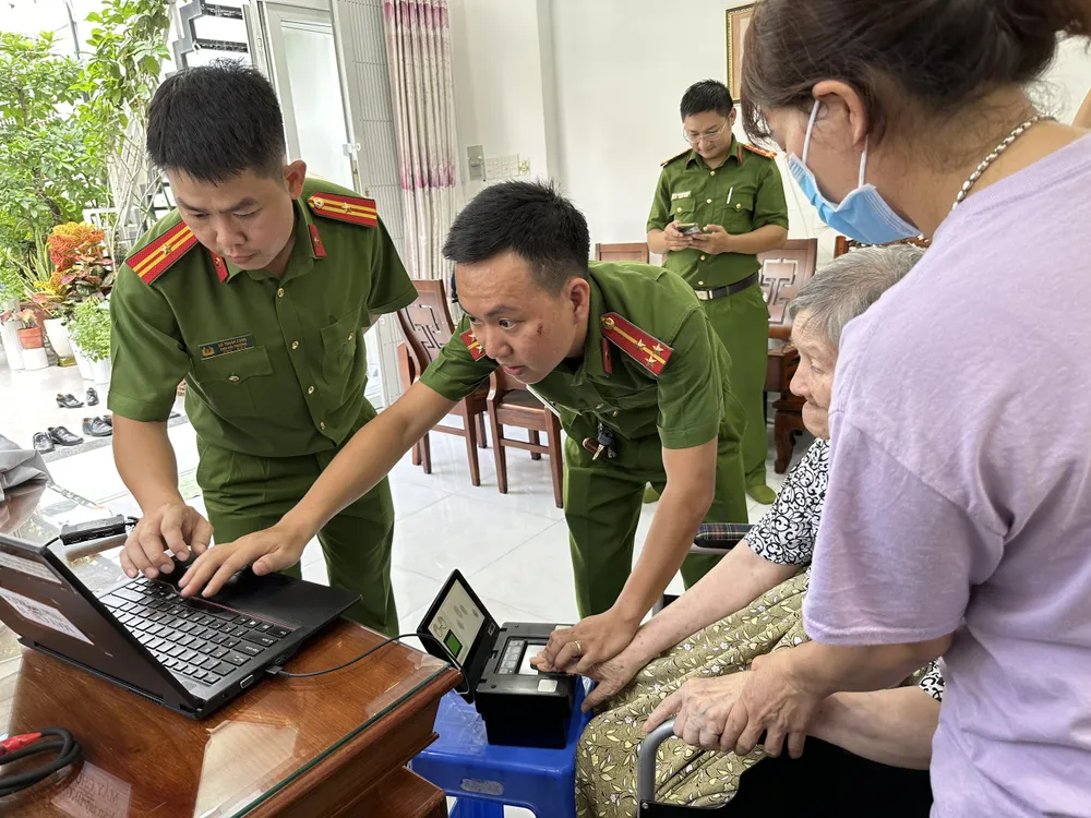 Công an TPHCM tới tận nhà dân lăn tay làm các thủ tục cấp CCCD cho người già, người sức khỏe yếu