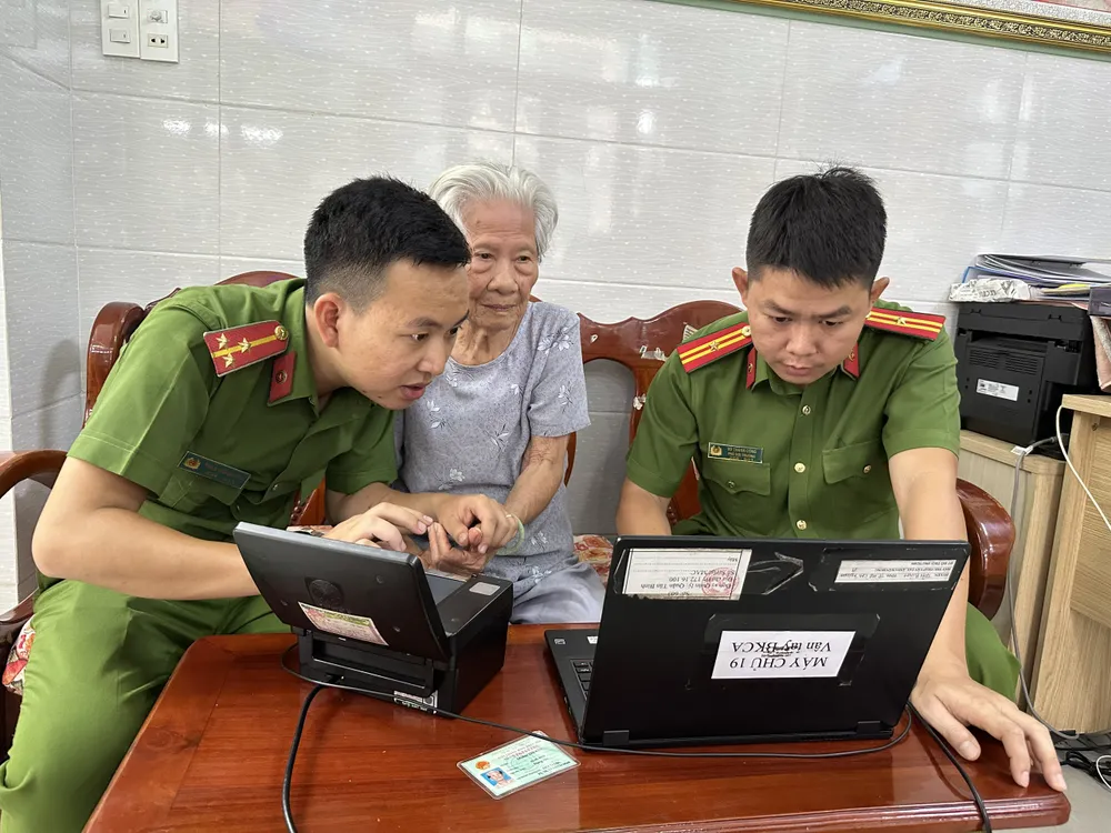 Cán bộ chiến sĩ Công an quận Tân Bình tới tận nhà dân cấp CCCD cho người già, người sức khỏe yếu