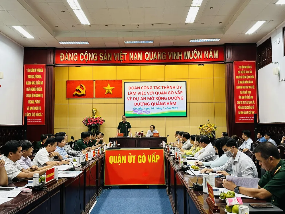 Trung tướng Nguyễn Văn Nam, Tư lệnh Bộ Tư lệnh TPHCM đề nghị quận Gò Vấp cùng các đơn vị bảo đảm tiến độ dự án mở rộng, nâng cấp đường Dương Quảng Hàm. Ảnh: CHÍ THẠCH