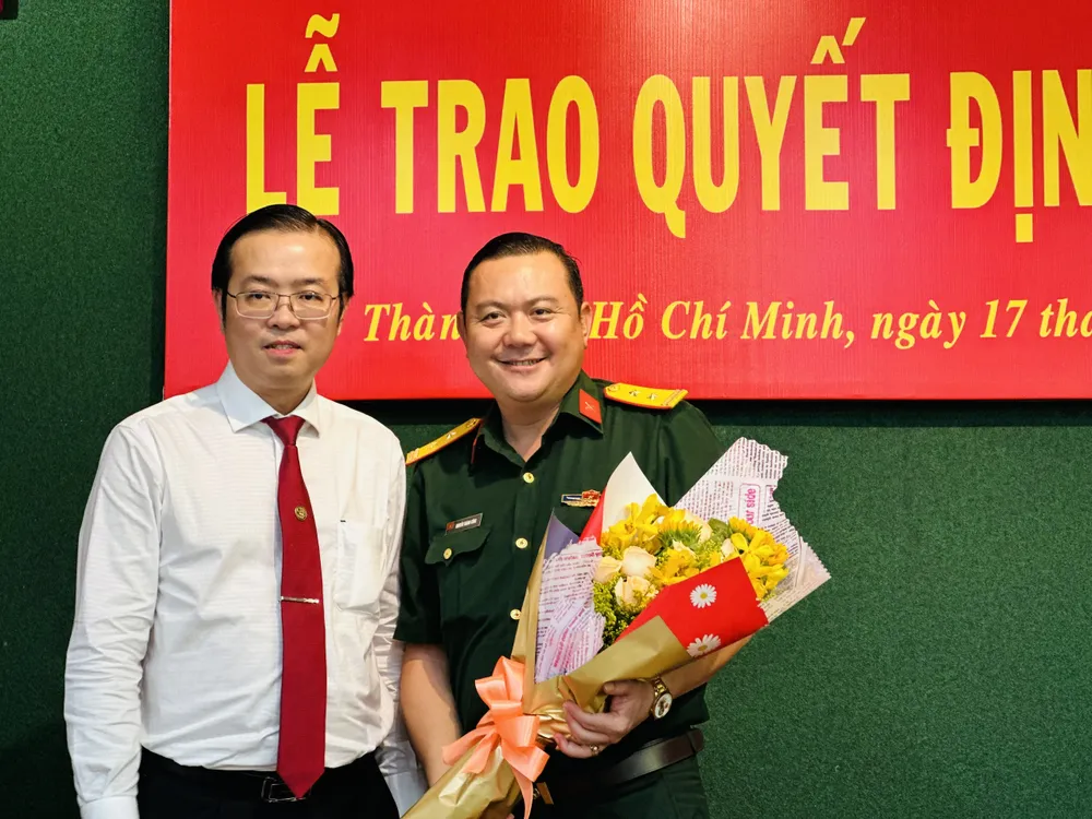 Bí thư Quận ủy quận 10 Lê Văn Minh chúc mừng đồng chí Nguyễn Thành Công Bí thư Quận ủy quận 10 Lê Văn Minh chúc mừng đồng chí Nguyễn Thành Công