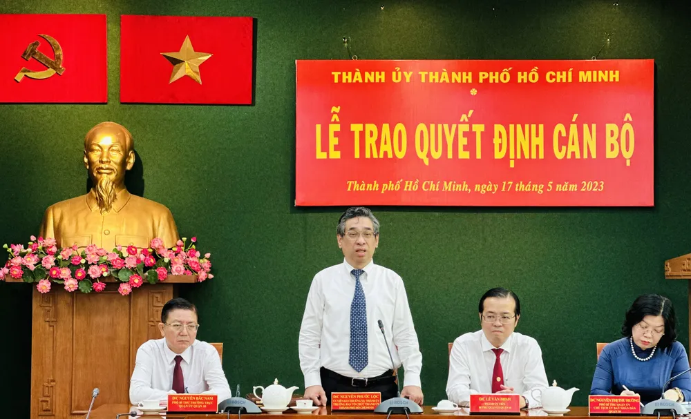Trưởng Ban tổ chức Thành ủy TPHCM Nguyễn Phước Lộc chúc mừng đồng chí Nguyễn Thành Công nhận nhiệm vụ mới. Ảnh: CHÍ THẠCH Trưởng Ban tổ chức Thành ủy TPHCM Nguyễn Phước Lộc chúc mừng đồng chí Nguyễn Thành Công nhận nhiệm vụ mới. Ảnh: CHÍ THẠCH
