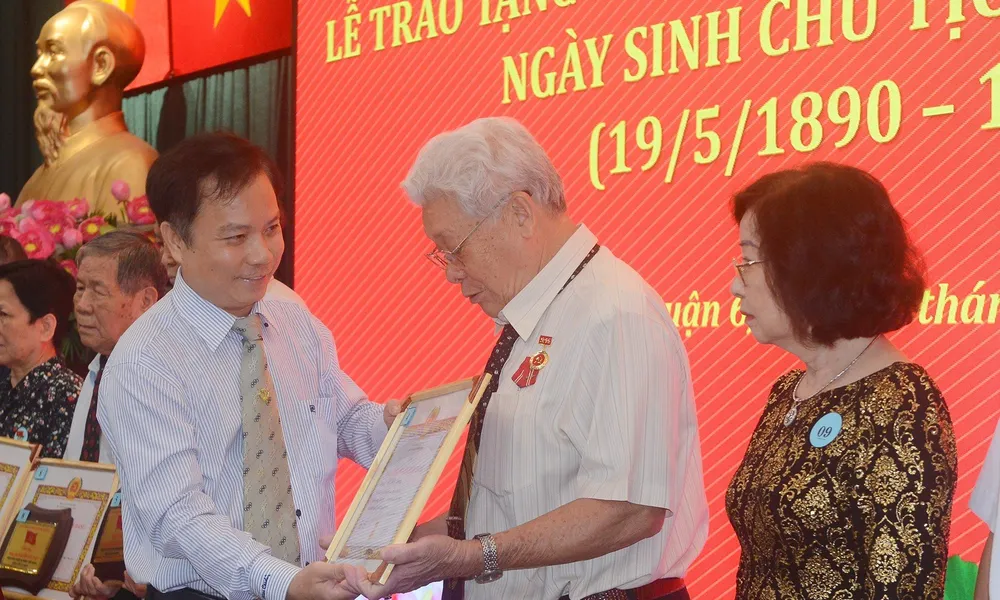 Bí thư Quận ủy quận 6 Ma Xuân Việt trao Huy hiệu Đảng cho đảng viên cao tuổi