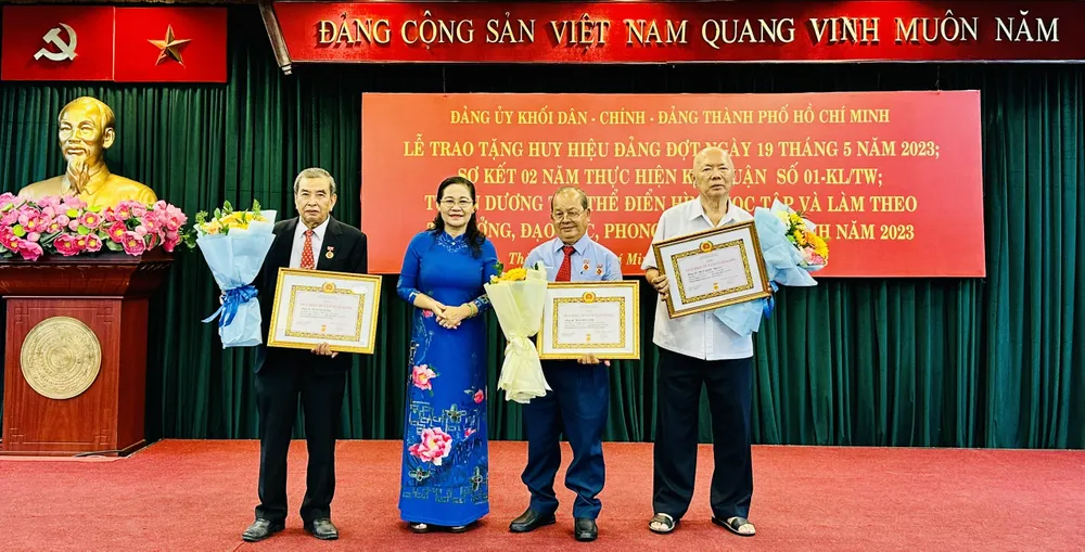 Chủ tịch HĐND TPHCM Nguyễn Thị Lệ trao Huy hiệu Đảng đến đảng viên cao tuổi Khối Dân - Chính – Đảng TPHCM. Ảnh: CHÍ THẠCH