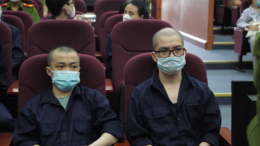 Bị cáo Nguyễn Thái Luyện cùng em trai tại tòa