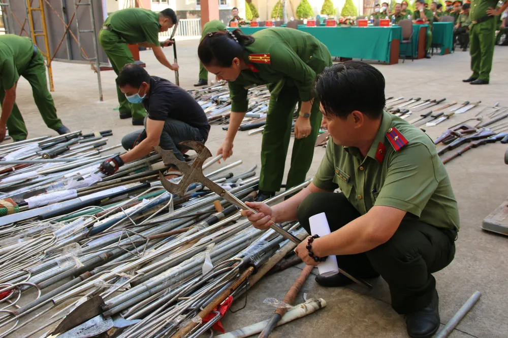 Các loại súng đạn, mã tấu, chĩa, roi điện, bình xịt hơi cay... được cơ quan chức năng tiêu hủy