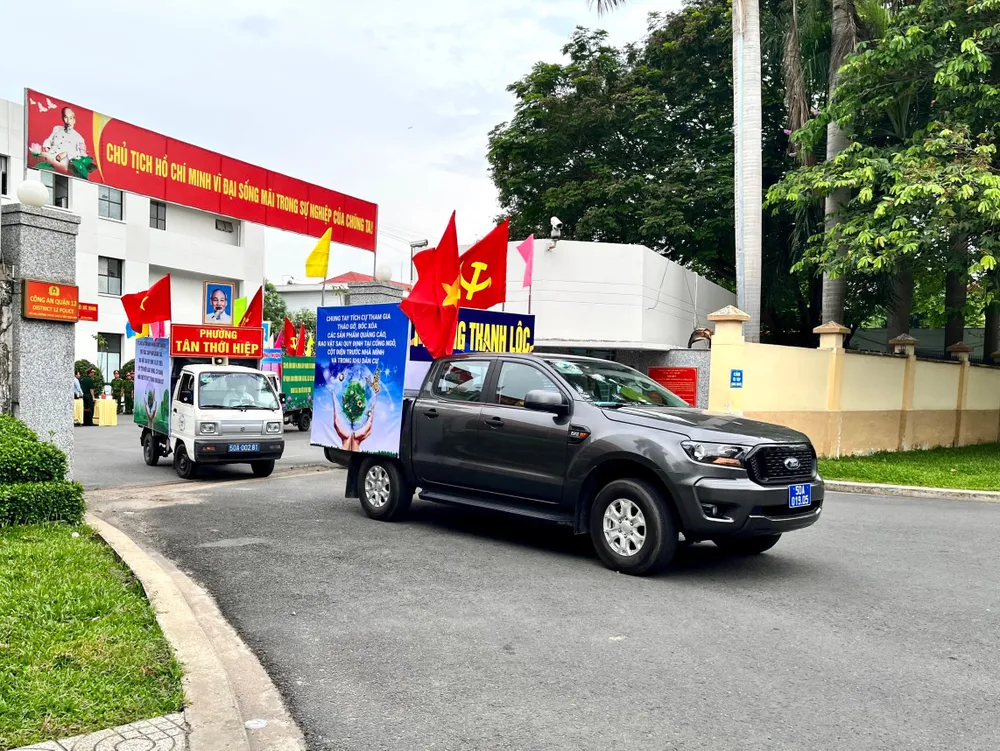 Các đơn vị đổ ra các tuyến đường con hẻm để bóc xoá các sản phẩm quảng cáo sai quy định góp phần đảm bảo trật tự an toàn xã hội, chỉnh trang mỹ quan đô thị trên địa bàn