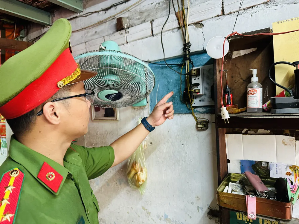 Lực lượng chức năng kiểm tra các ổ cắm điện, dây điện ở nhà dân. Ảnh: CHÍ THẠCH Lực lượng chức năng kiểm tra các ổ cắm điện, dây điện ở nhà dân. Ảnh: CHÍ THẠCH