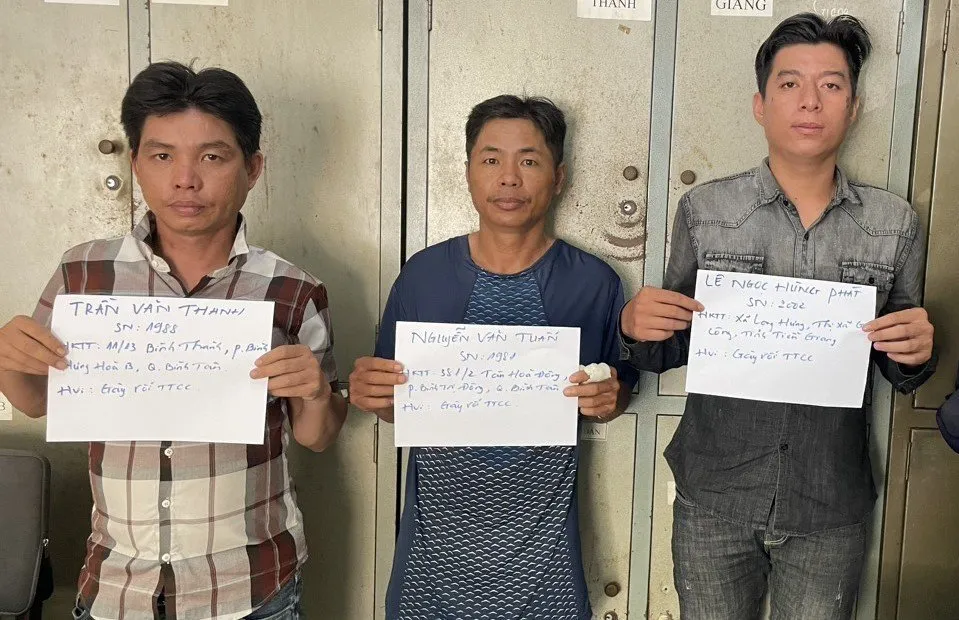 Nhóm đối tượng tại cơ quan công an Nhóm đối tượng tại cơ quan công an