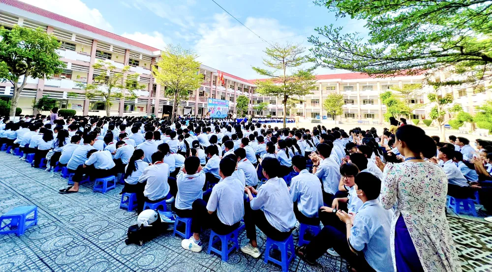 Các em học sinh được tuyên truyền về luật giao thông đường bộ