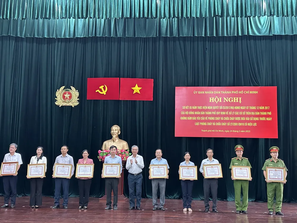 Các cá nhân, tập thể được UBND TPHCM khen thưởng