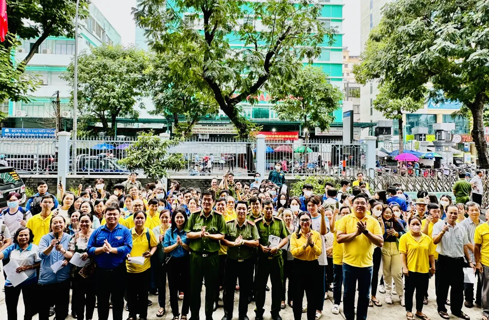 Các đơn vị tại buổi ra quân. Ảnh: CHÍ THẠCH