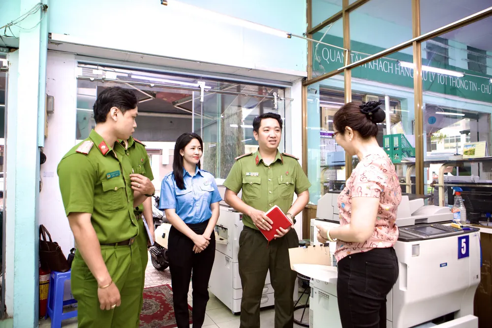 Công an tới tận cơ sở photocopy tuyên truyền, ký cam kết không in ấn sản phẩm quảng cáo cho vay "tín dụng đen"
