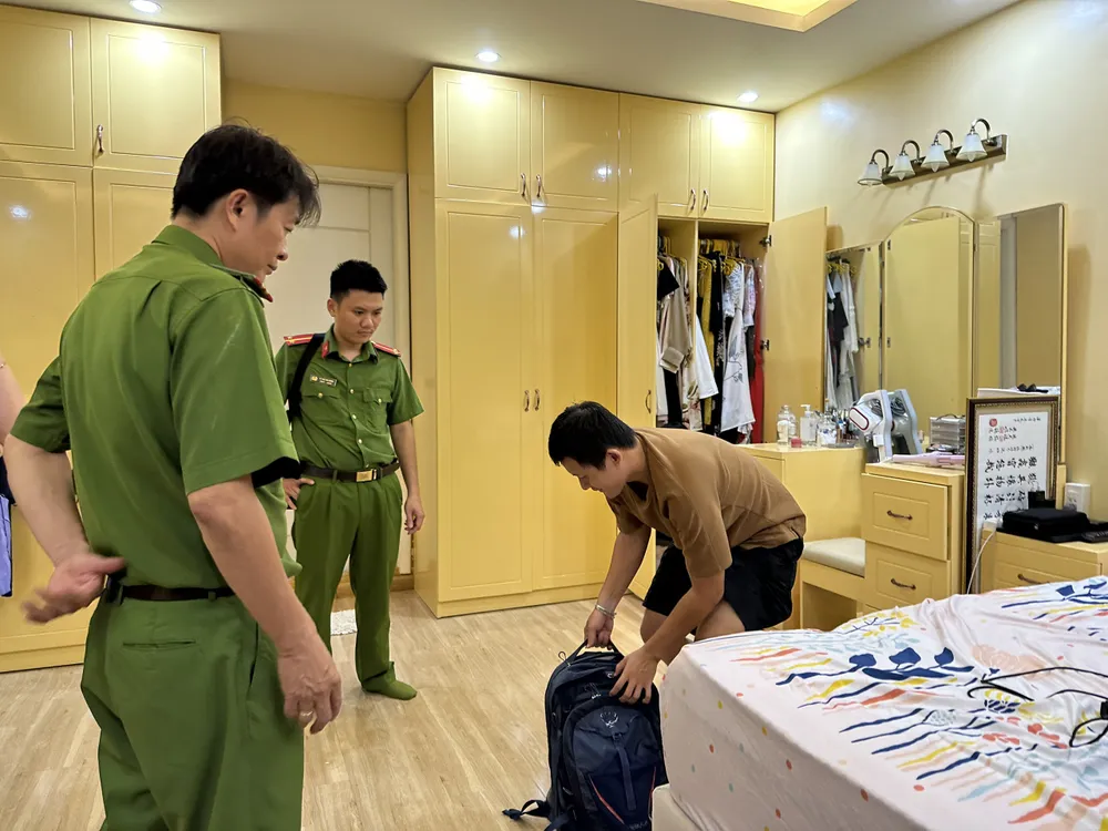 Công an khám xét, tống đạt các quyết định với các đối tượng