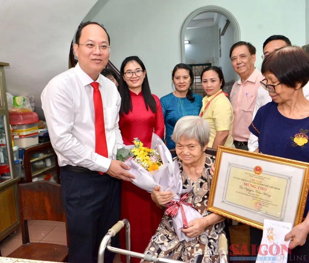 Phó Bí thư Thành ủy TPHCM Nguyễn Hồ Hải tặng bằng mừng thọ, hoa và quà chúc mừng cụ Nguyễn Cẩm Hồng nhân kỷ niệm Ngày truyền thống Người cao tuổi Việt Nam. Ảnh: CAO THĂNG Phó Bí thư Thành ủy TPHCM Nguyễn Hồ Hải tặng bằng mừng thọ, hoa và quà chúc mừng cụ Nguyễn Cẩm Hồng nhân kỷ niệm Ngày truyền thống Người cao tuổi Việt Nam. Ảnh: CAO THĂNG