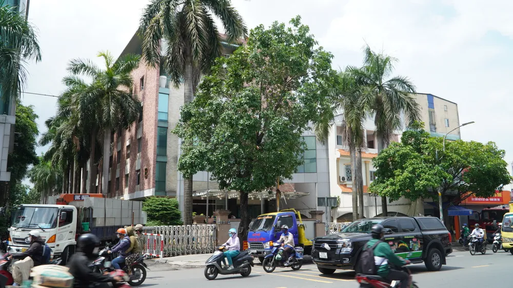 Lực lượng chức năng cưỡng chế thi hành án Bệnh viện Anh Minh