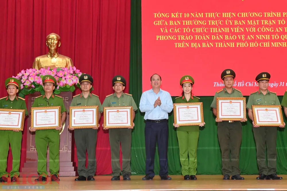 Phó Bí thư Thành ủy TPHCM Nguyễn Hồ Hải trao bằng khen cho các cá nhân, tập thể có thành tích xuất sắc. Ảnh: VIỆT DŨNG