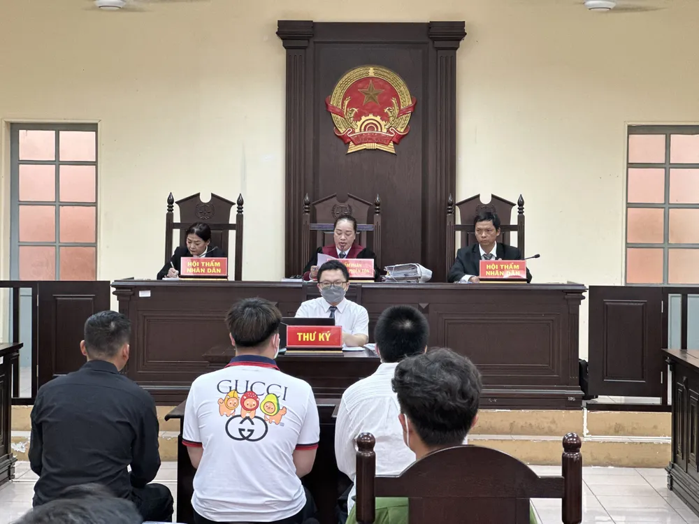 Quang cảnh phiên tòa. Ảnh: CHÍ THẠCH