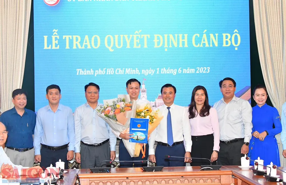 Lãnh đạo TPHCM chúc mừng ông Bùi Anh Huấn. Ảnh: VIỆT DŨNG Lãnh đạo TPHCM chúc mừng ông Bùi Anh Huấn. Ảnh: VIỆT DŨNG