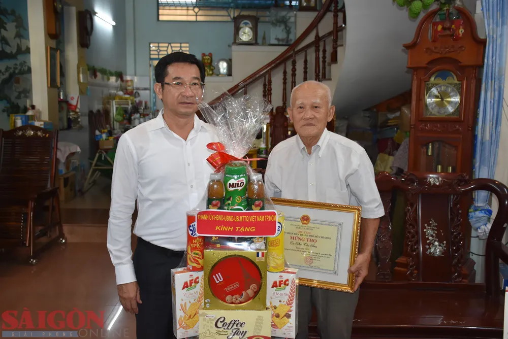 Chủ nhiệm Ủy ban Kiểm tra Thành ủy TPHCM Dương Ngọc Hải thăm, chúc thọ cụ Phù Thọ San. Ảnh: CHÍ THẠCH