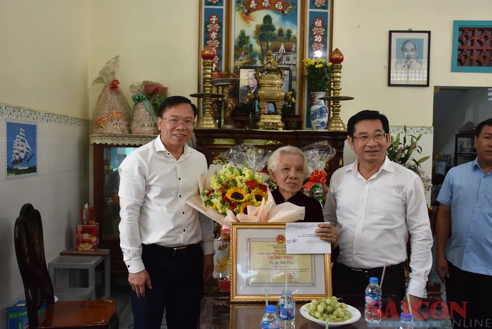 Chủ nhiệm Ủy ban Kiểm tra Thành ủy TPHCM Dương Ngọc Hải thăm, chúc thọ cụ Lê Thị Tám. Ảnh: CHÍ THẠCH
