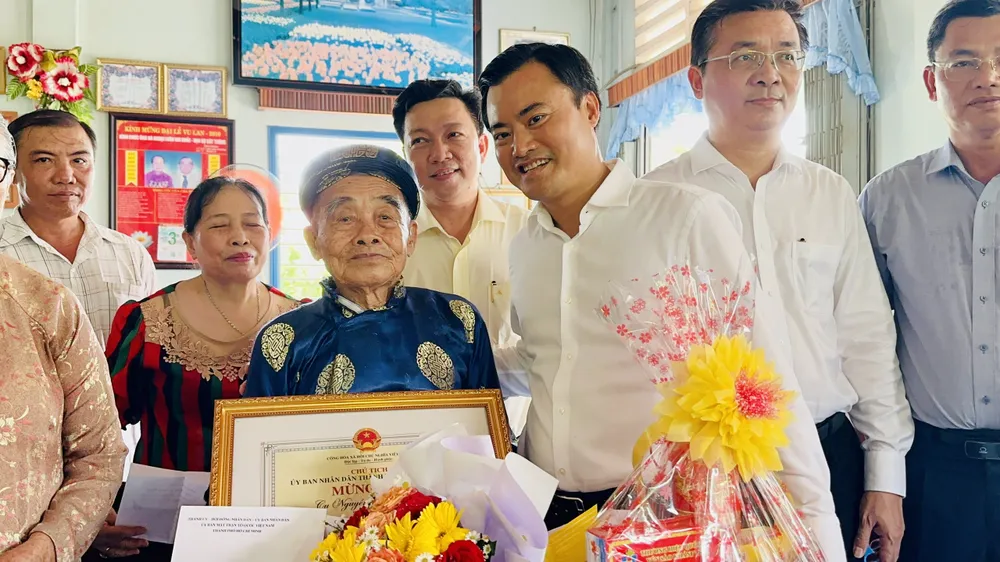 Phó Chủ tịch UBND TPHCM Bùi Xuân Cường thăm, chúc thọ cụ Nguyễn Văn Nguyền tại nhà riêng. Ảnh: CHÍ THẠCH