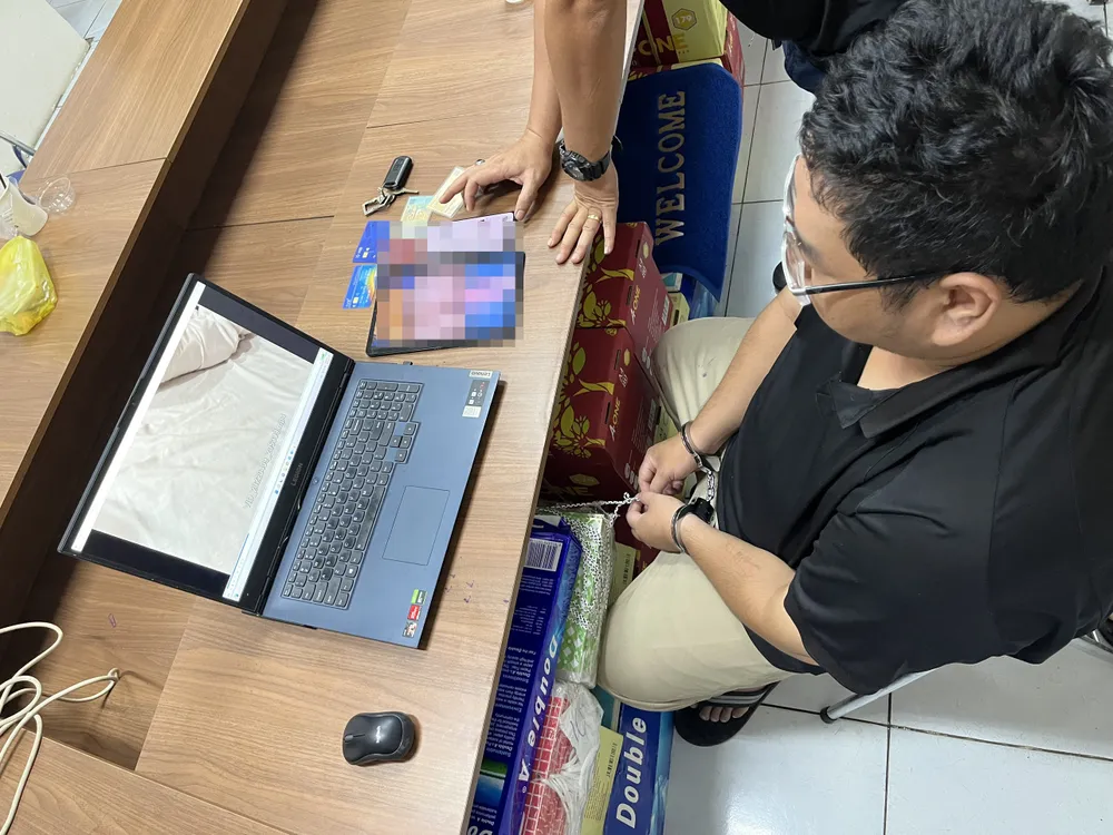 Anh cùng tang vật tại công an