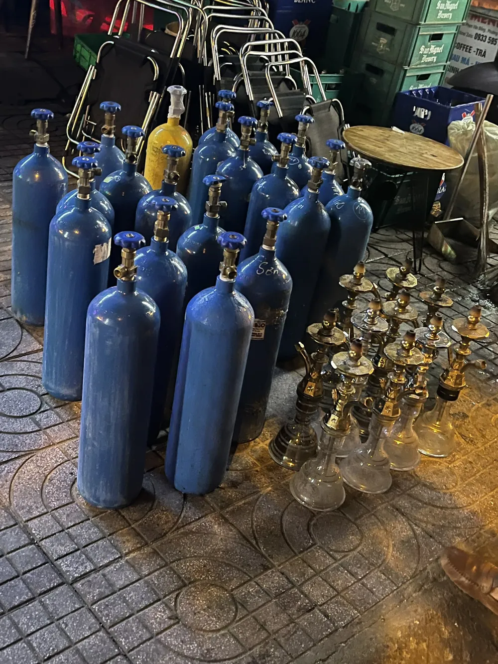 Công an phát hiện nhiều quán sử dụng bóng cười, shisha, thuốc lá điện tử